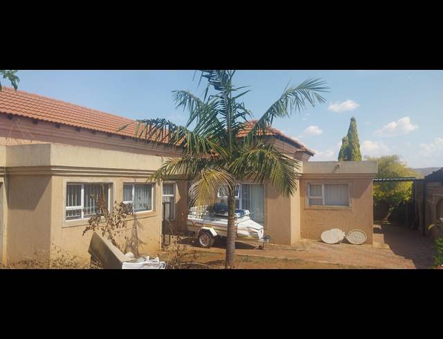 4 BEDROOM HOUSE FOR SALE IN LADY SELBORNE